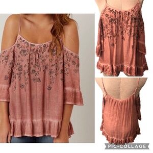 Gimmicks by BKE Bohemian floral Print Cold Shoulder Blush Pink Top – Size S